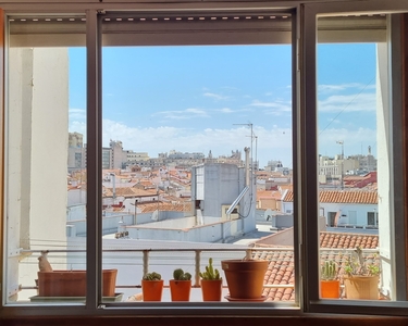 ¡Bienvenido a nuestro anuncio de venta de piso en el vibrante barrio de Malasaña, en Madrid! Venta Malasaña Universidad