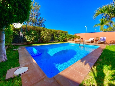 Casa Aislada en venta. Preciosa Villa con piscina privada en Playa de la Arena. Fantástica ubicación cerca de las comodidades.