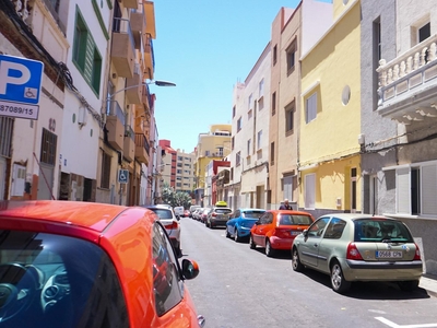 Casa en venta. Casa individual formada por dos viviendas independientes, con garaje, trastero y azotea transitable en Santa Cruz de Tenerife.