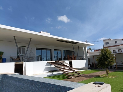 Casa en venta. Oportunidad! Moderna y luminosa casa independiente en La Sabinita. Espacioso chalet con piscina y jardín.