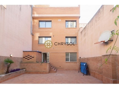 Espectacular casa con terraza y parking en alquiler en Gràcia.