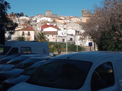 Piso en alquiler. Zona centro, proximo a hospital e institutos. Al lado de zonas deportivas y ocio. Facil aparcamiento.