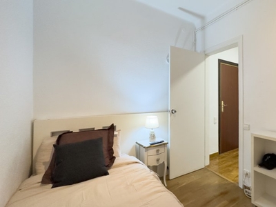 Se alquila habitación en piso de 4 dormitorios en Navas, Barcelona