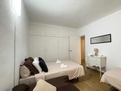 Se alquila habitación en piso de 4 dormitorios en Navas, Barcelona