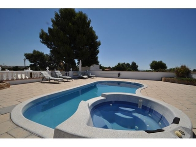 Villa en Venta en Huertas de Villena, Alicante