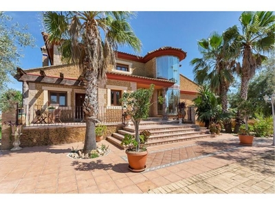 Villa única de estilo mediterráneo construida con ...
