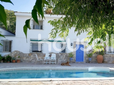 Venta de casa con piscina y terraza en Santa Isabel - Ciudad Sanitaria (Jaén)