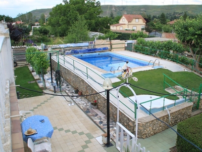 Venta de casa con piscina y terraza en Grijota