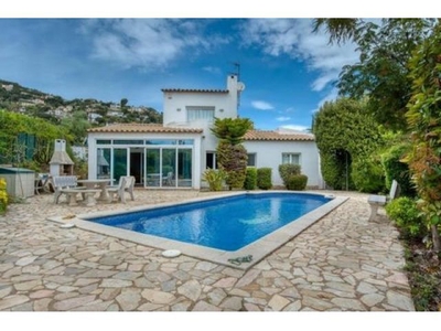 Hermosa casa con terreno y piscina ubicada en zona residencial cerca de las mejores playas de la Cos