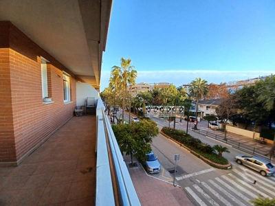 Venta de piso con piscina y terraza en Estepona, Avda. Juan Carlos I