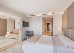 Apartamento exclusivo y único, completamente reformado, situado en primera línea de playa, en el prestigioso complejo mare nostrum, en Marbella