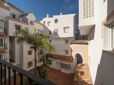 Apartamento en segunda planta con primera línea de la playa en la herradura, con vistas directas a la playa y al mar ya poca distancia de puerto banus. en Marbella