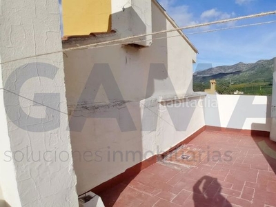 Casa adosada con 2 habitaciones con piscina y vistas a la montaña en Alzira