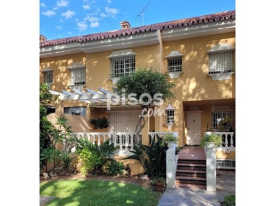 Casa adosada en alquiler en Málaga en Pedregalejo por 2.400 €/mes