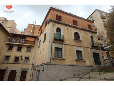 Casa de tres pisos en La Alhóndiga - Segovia