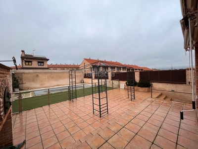 Casa pareada con 4 habitaciones con parking, piscina y calefacción en Navalcarnero