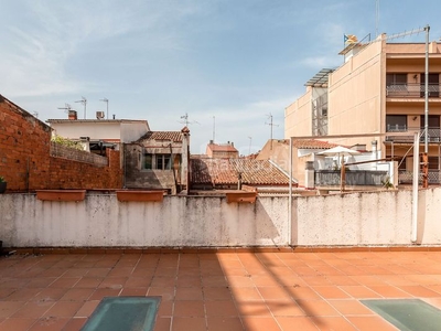 Piso con 3 habitaciones con calefacción, aire acondicionado, vistas al mar y vistas a la montaña en Sabadell