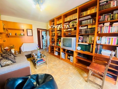 Piso en venta , con 86 m2, 3 habitaciones y 1 baños y calefacción gas natural. en Madrid