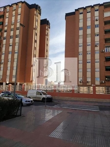 Piso se vende piso en recinto cerrado con plaza de garaje 4 dormitorios + 2 baños y trastero en Málaga