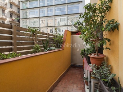 Piso vivienda céntrica reformada de dos plantas para entrar a vivir , junto a la avenida del paral•lel en Barcelona
