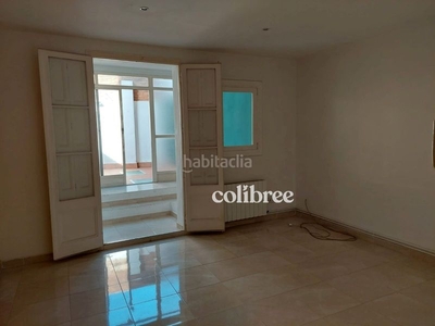 Piso vivienda de 88m2, con patio interior, con encanto, soleado y tranquilo. buen estado, con 1 hab, salon comedor con salida al patio, baño completo, cocina, buen estado, galería. planta baja.finca con ascensor e ite con certificado de aptitud apto. en Barcelona