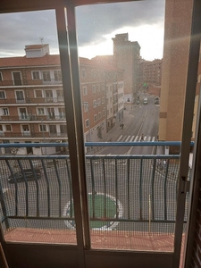 Venta de piso en avenida Sagunto de 4 habitaciones y 83 m²