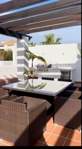 Alquiler de ático en Puerto Banús de 3 habitaciones con terraza y piscina