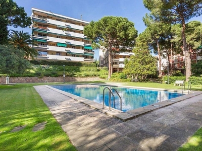 Alquiler de piso en Les Tres Torres de 4 habitaciones con terraza y piscina