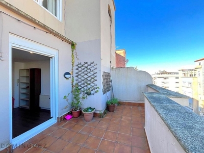 Alquiler de piso en Praza España - Casablanca de 3 habitaciones con terraza y muebles