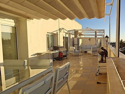 Ático en alquiler en Nueva Andalucía centro de 2 habitaciones con terraza y piscina