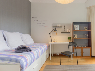 Elegante habitación en un apartamento de 3 dormitorios en Rekalde, Bilbao
