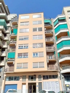 Piso en venta en Instituts - Universitat de 7 habitaciones con balcón y aire acondicionado