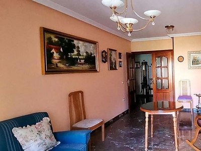 Piso en venta en Linares de 4 habitaciones con balcón y aire acondicionado