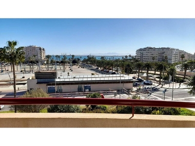 Piso en venta en Melilla de 3 habitaciones con terraza y garaje