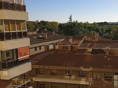Piso en venta en Ruiseñores de 5 habitaciones con terraza y balcón