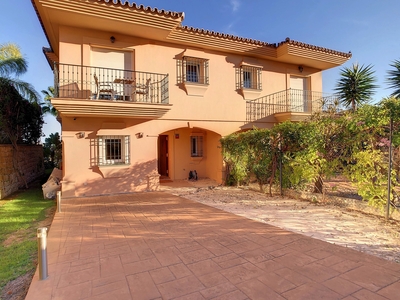 Se vende casa pareada de lujo en conjunto los flamencos Mijas Costa. Málaga Venta Riviera del Sol