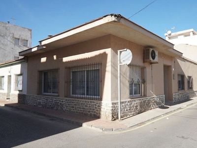 Venta de piso en calle Miguel Hernández de 4 habitaciones con terraza y garaje