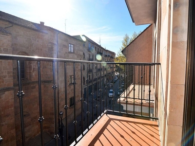 Venta de piso en Centro - Salamanca de 3 habitaciones con garaje y balcón