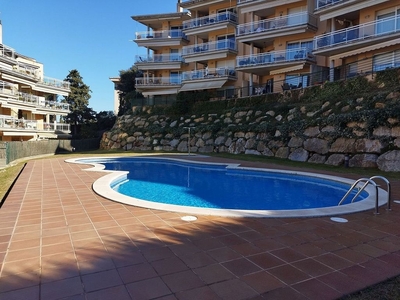 Venta de piso en Montjuïc de 4 habitaciones con terraza y piscina