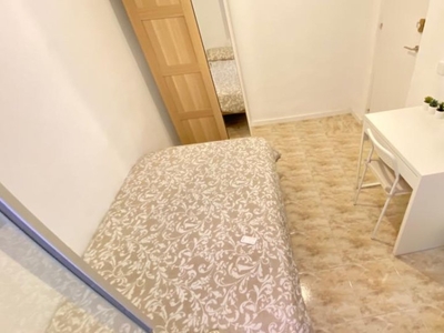 Alquiler de habitaciones en piso de 5 dormitorios en Entrevías, Madrid