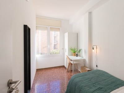 Se alquila habitación en piso de 6 habitaciones en Barcelona