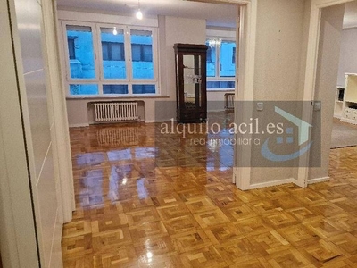 Alquiler de piso en Centro - Logroño de 4 habitaciones con balcón y calefacción