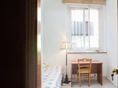 Amplia habitación en un apartamento de 6 dormitorios en Moncloa, Madrid