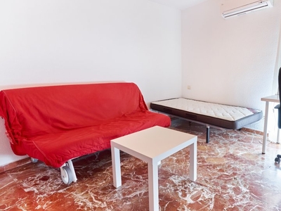 Habitación en piso de 4 dormitorios en Nervión, Sevilla