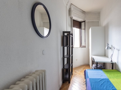 Se alquila habitación en acogedor apartamento de 9 dormitorios en Moncloa