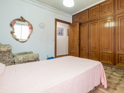 Se alquila habitación en apartamento de 6 dormitorios en Extramurs, Valencia