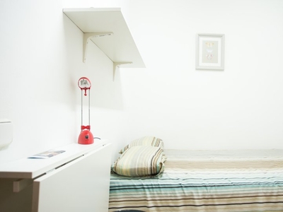 Se alquila habitación en el apartamento de 4 dormitorios Sant Martí, Barcelona.