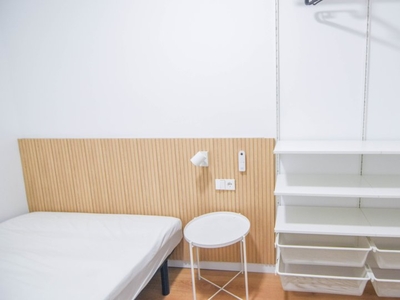 Se alquila habitación en el apartamento de 6 dormitorios en El Raval, Barcelona.