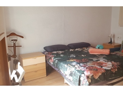 Se alquila habitación en piso de 3 habitaciones en Córdoba