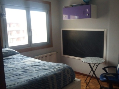 Se alquila habitación en piso de 3 habitaciones en Vigo